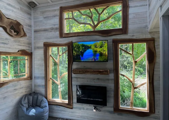 The Royal Roost Treehouse